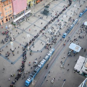 Zagreb: Građani u koloni čekaju organizirani prijevoz do groblja Mirogoj