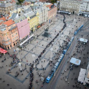 Zagreb: Građani u koloni čekaju organizirani prijevoz do groblja Mirogoj