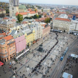 Građani u koloni čekaju organizirani prijevoz do groblja Mirogoj