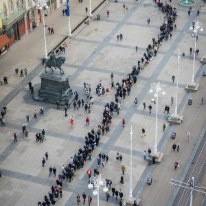 Građani u koloni čekaju organizirani prijevoz do groblja Mirogoj