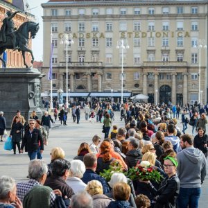 Građani u koloni čekaju organizirani prijevoz do groblja Mirogoj