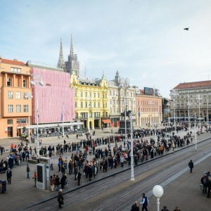 Građani u koloni čekaju organizirani prijevoz do groblja Mirogoj