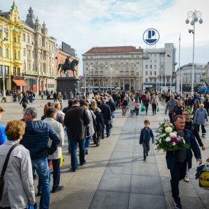 Građani u koloni čekaju organizirani prijevoz do groblja Mirogoj