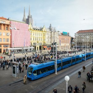 Građani u koloni čekaju organizirani prijevoz do groblja Mirogoj