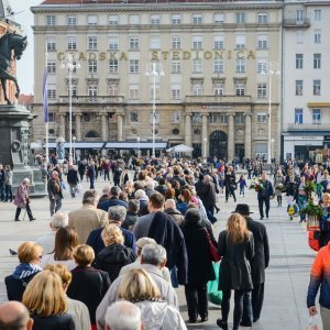 Građani u koloni čekaju organizirani prijevoz do groblja Mirogoj