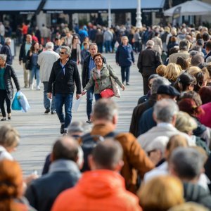 Građani u koloni čekaju organizirani prijevoz do groblja Mirogoj