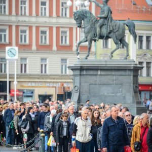 Građani u koloni čekaju organizirani prijevoz do groblja Mirogoj