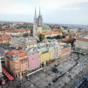 Građani u koloni čekaju organizirani prijevoz do groblja Mirogoj