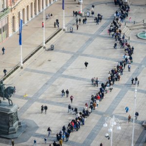 Građani u koloni čekaju organizirani prijevoz do groblja Mirogoj