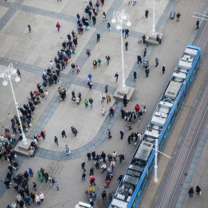 Građani u koloni čekaju organizirani prijevoz do groblja Mirogoj