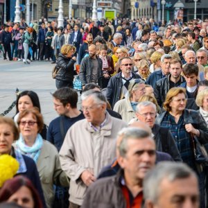 Građani u koloni čekaju organizirani prijevoz do groblja Mirogoj