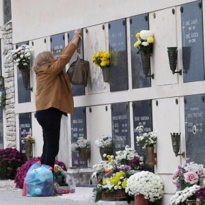 Split: Građani obilaze groblja najmilijih na Lovrincu