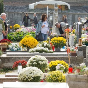 Osijek: Građani posjećuju grobove svojih najmilijih na njihovom posljednjem prebivalištu
