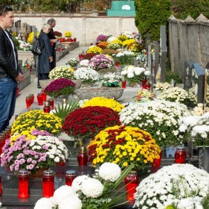 Osijek: Građani posjećuju grobove svojih najmilijih na njihovom posljednjem prebivalištu