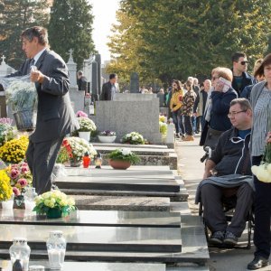 Osijek: Građani posjećuju grobove svojih najmilijih na njihovom posljednjem prebivalištu