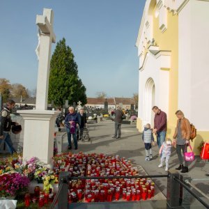 Osijek: Građani posjećuju grobove svojih najmilijih na njihovom posljednjem prebivalištu