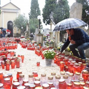 Pula: Unatoč kiši građani posjetili groblje na blagdan Svih svetih