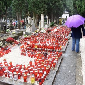 Pula: Unatoč kiši građani posjetili groblje na blagdan Svih svetih