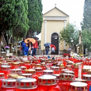 Pula: Unatoč kiši građani posjetili groblje na blagdan Svih svetih