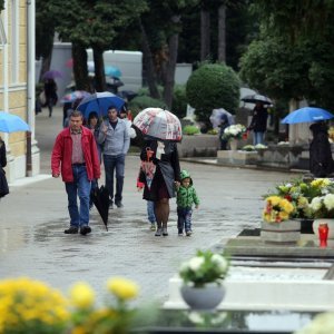 Rijeka: Građani po kiši obilaze grobove na blagdan