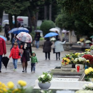 Rijeka: Građani po kiši obilaze grobove na blagdan