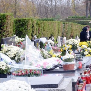 Sisak: Na blagdan Svih svetih građani polažu cvijeće i svijeće na grobove svojih najdražih