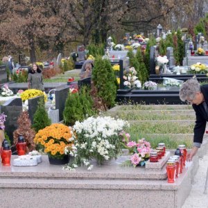Sisak: Na blagdan Svih svetih građani polažu cvijeće i svijeće na grobove svojih najdražih