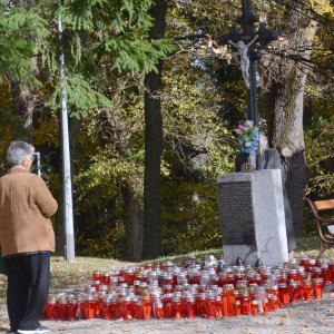 Sisak: Na blagdan Svih svetih građani polažu cvijeće i svijeće na grobove svojih najdražih