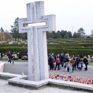 Sisak: Na blagdan Svih svetih građani polažu cvijeće i svijeće na grobove svojih najdražih