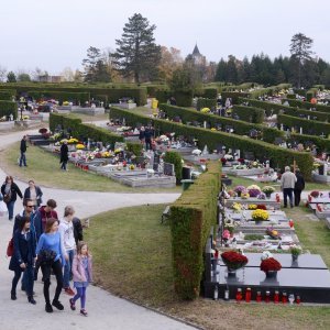 Sisak: Na blagdan Svih svetih građani polažu cvijeće i svijeće na grobove svojih najdražih