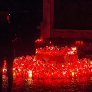 Tisuće svijeća za najmilije upaljene u noći na blagdan Svih svetih