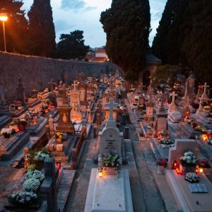 Dubrovnik: Zasjali lampaši na grobovima najmilijih uoči Svih svetih