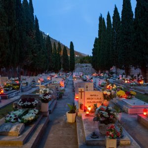 Dubrovnik: Zasjali lampaši na grobovima najmilijih uoči Svih svetih