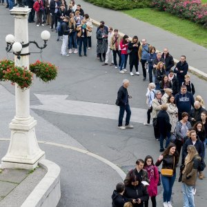 Građani u redu čekaju karte za baletnu predstavu Orašar