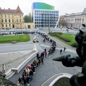 Građani u redu čekaju karte za baletnu predstavu Orašar