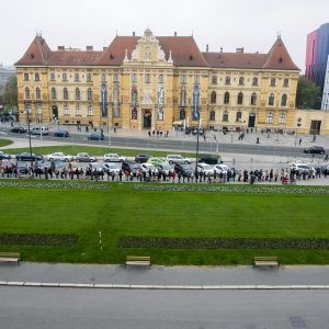 Građani u redu čekaju karte za baletnu predstavu Orašar