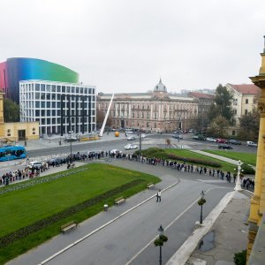 Građani u redu čekaju karte za baletnu predstavu Orašar