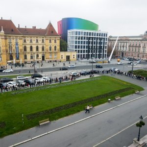 Građani u redu čekaju karte za baletnu predstavu Orašar