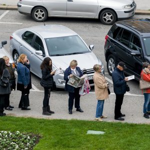 Građani u redu čekaju karte za baletnu predstavu Orašar