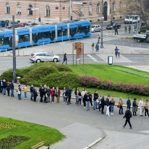 Građani u redu čekaju karte za baletnu predstavu Orašar