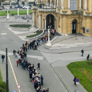 Građani u redu čekaju karte za baletnu predstavu Orašar