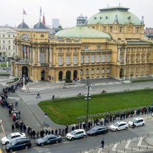 Građani u redu čekaju karte za baletnu predstavu Orašar