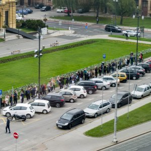 Građani u redu čekaju karte za baletnu predstavu Orašar