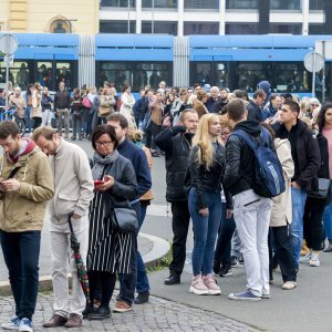 Građani u redu čekaju karte za baletnu predstavu Orašar