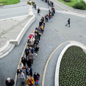 Građani u redu čekaju karte za baletnu predstavu Orašar