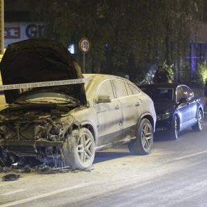 Zapaljeni Mercedes