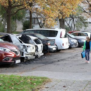 Devet automobila izgorjelo ili oštećeno na parkiralištu u Ravnicama