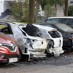 Devet automobila izgorjelo ili oštećeno na parkiralištu u Ravnicama