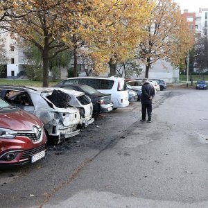 Devet automobila izgorjelo ili oštećeno na parkiralištu u Ravnicama