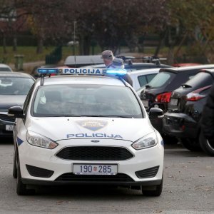 Devet automobila izgorjelo ili oštećeno na parkiralištu u Ravnicama